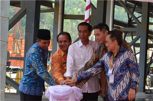 2015年5月29日，印尼佐科总统（左三）亲临青山工业园区，宣布首个入园项目正式投产并发表重要演讲 - 副本.JPG